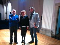 Els artistes, Josep Niebla i Pol Borr&agrave;s, pintor de Caldes d'Estrac, acompanayats de la comissaria Sol Mussons