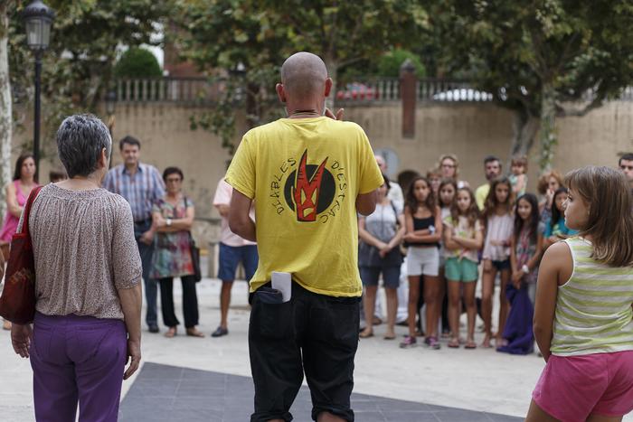 &Agrave;ngel Maculet, de la Colla de Diables, llegeix el manifest. Fotografia de Marta Huertas