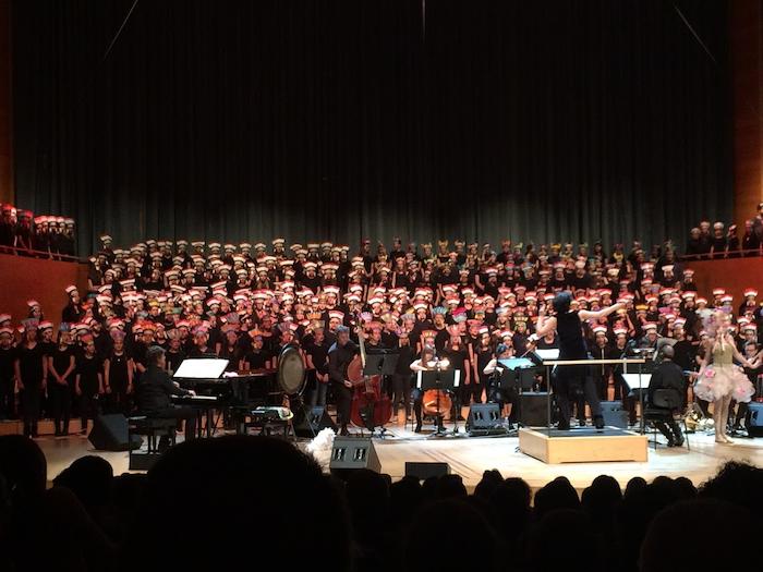 Actuaci&oacute; de l'Escola Sagrada Fam&iacute;lia a Cant&agrave;nia juntament amb d'altres escoles