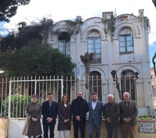 Òscar Baró, alcalde i patró de la Fundació; Mossèn Andrew, rector de la Parròquia i patró; Joaquim Noya, veí i patró; Laura Aloy (ERC); Joan Baró (PSC); Elisabeth Segura (Junts) i Albert Batlle (GdE), davant l’immoble de la Fundació. Equip assessor de la FMT