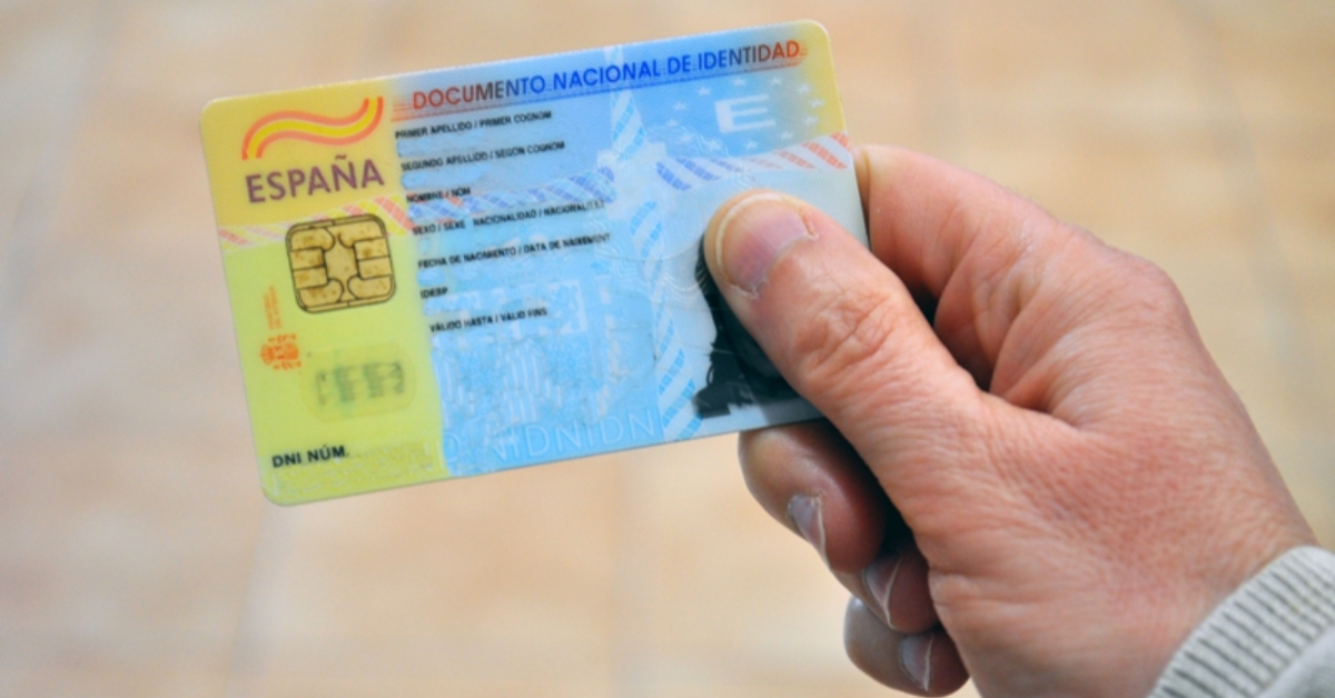 Una persona amb el DNI a la m�