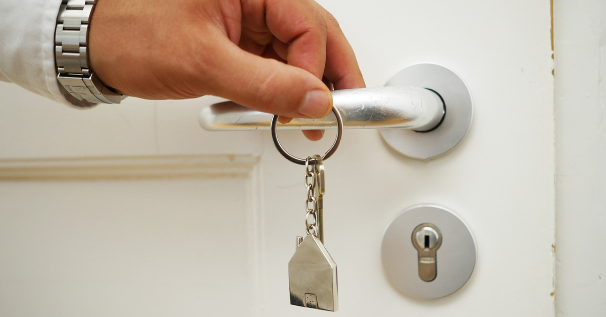 Claus d'un habitatge sobre una porta