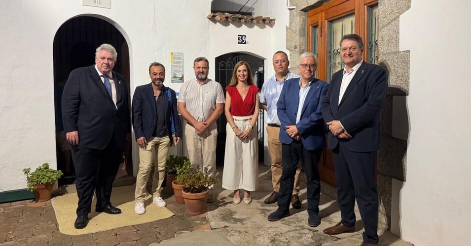 Els representants dels partits pol&iacute;tics de Caldes d'Estrac a l'Ofrena florar a la Mare de D&eacute;u del Remei