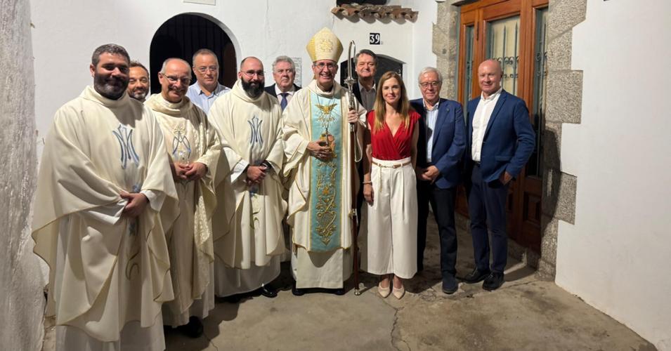 Els representants pol&iacute;tics i eclesi&agrave;stics abans de l'ofrena floral a la Mare de D&eacute;u del Remei