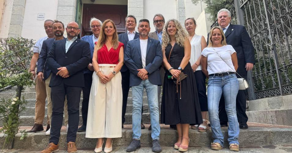 Els representants pol&iacute;tics de Caldes d'Estrac, Sant Vicen&ccedil; de Montalt i Sant Andreu de Llavaneres abans del servei i l'ofrena floral a la Mare de D&eacute;u del Remei