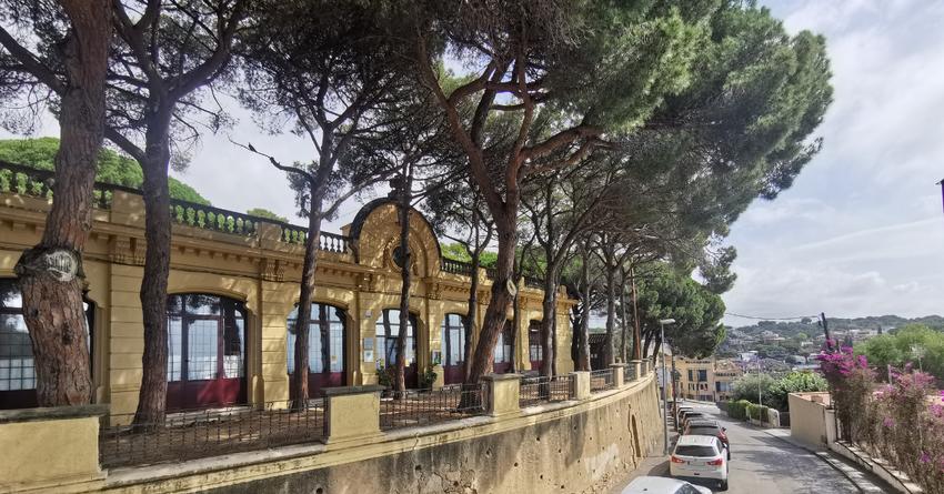 El carrer de l'Escola amb l'Escola Bressol Sagrada Fam&iacute;lia