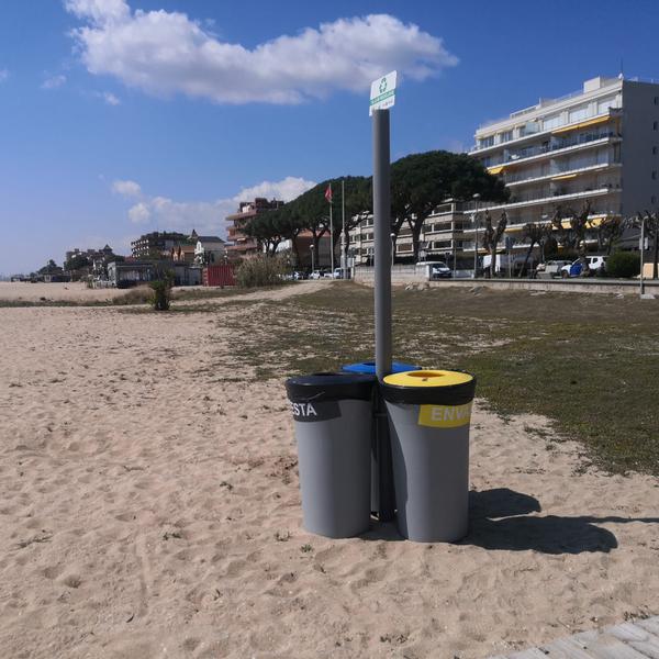Papereres de recollida selectiva a la platja de Caldes d'Estrac