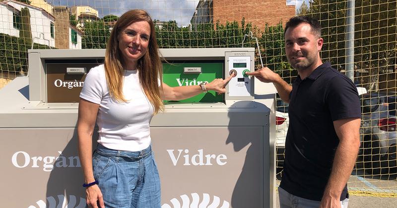 L'alcaldessa, Elisabeth Segura, i el gerent de zona de GBI Paprec, Gerard Clop&eacute;s presenten els nous contenidors 