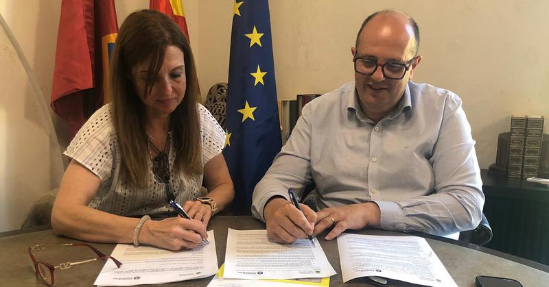 Elisabeth Segura i Estanis Fors signant el conveni