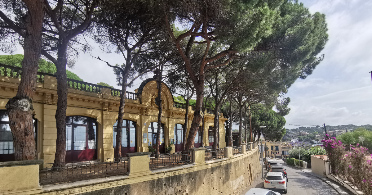 El carrer de l'Escola amb l'Escola Bressol Sagrada Fam�lia