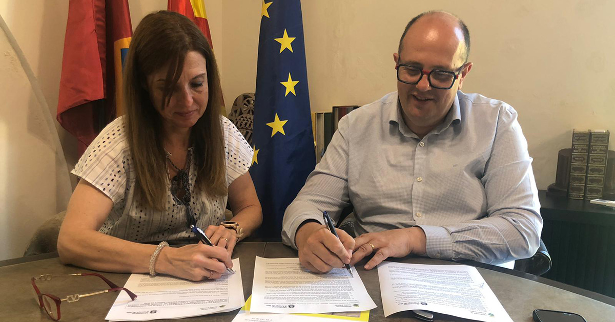 Elisabeth Segura i Estanis Fors signant el conveni