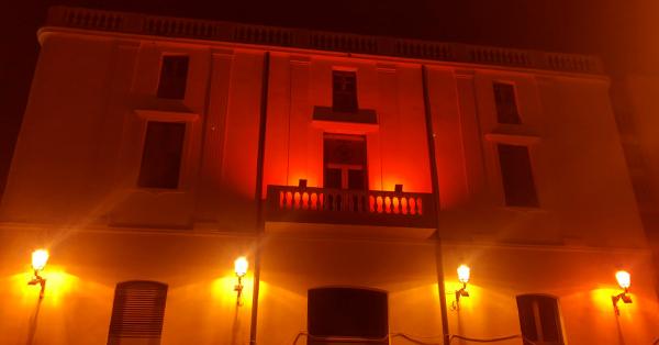 fa&ccedil;ana ajuntament vermell